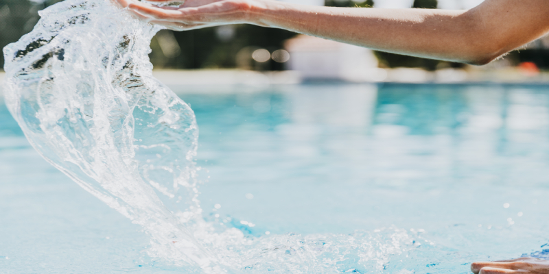 ورزش مسکن درد پریودی سی دقیقه شنا کردن