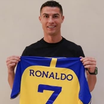 در دست رونالدو لباس النصر 2022 است.